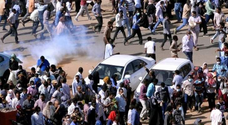 شرطة السودان تطلق الغاز المسيل للدموع على متظاهرين قبيل مسيرة نحو البرلمان