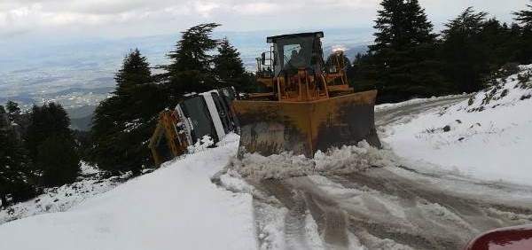 الدفاع المدني يزيل الثلوج عن طريق القبيات فنيدق ويسحب شاحنة