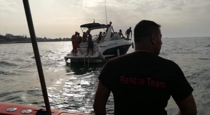 عناصر من وحدة الإنقاذ البحري بالدفاع المدني سحبوا زورقا سياحيا في جونية
