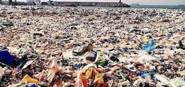 الهيئة العليا للإغاثة بدأت أعمالها لرفع النفايات من على شاطئ زوق مصبح