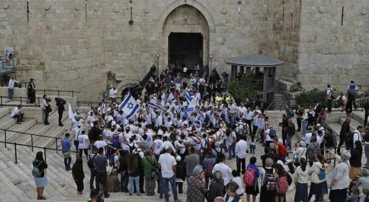 مستوطنون اسرائيليون يحتفلون بباب العامود في ذكرى توحيد مدينة القدس