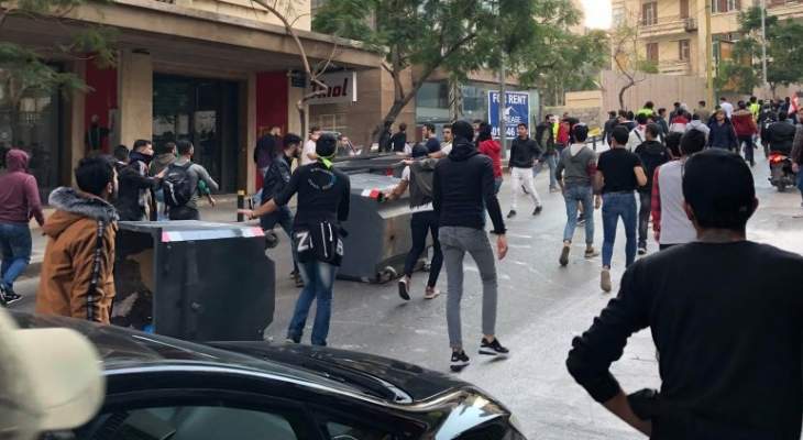 النشرة: متظاهرون يقطعون شارع القنطاري بحاويات النفايات