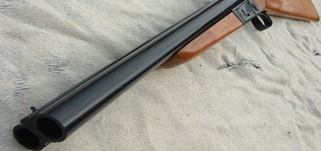 إصابة فتاة بطلق ناري من بندقية صيد عن طريق الخطأ في منزلها ببلدة إيزال