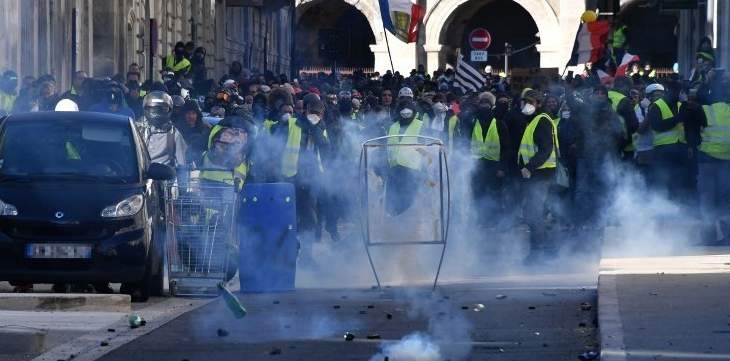 الشرطة الفرنسية تطلق قنابل الغاز على مجموعة من متظاهري السترات الصفراء بباريس