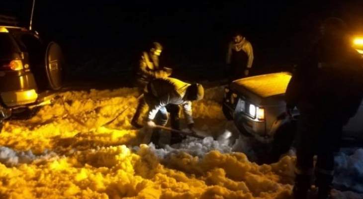 إنقاذ مواطنين حاصرتهم الثلوج داخل 8 سيارات على طريق المغيته - ضهر البيدر