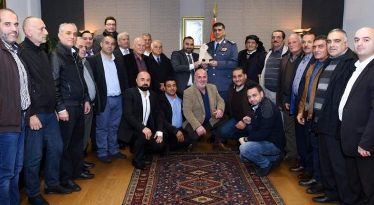 عثمان التقى رئيس بلدية المجدل ووفد شركة منتجة للفيلم المروج لنصف ماراثون قوى الأمن