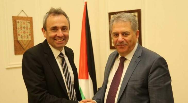 السفير الفلسطيني عرض مع السفير البريطاني وضع اللاجئين الفلسطينيين