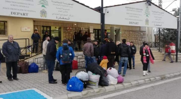 النشرة: تجمع عدد من النازحين عند المصنع بإنتظار وصول الحافلات لنقلهم الى سوريا
