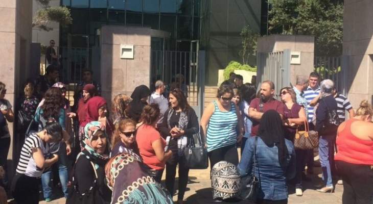 إعتصام للمتعاقدين بالمدارس والثانويات أمام وزارة التربية مطالبين بتثبيتهم