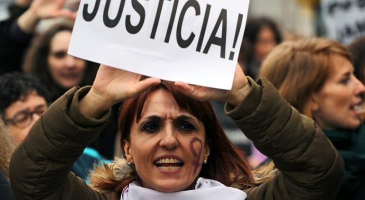 الآلاف يتظاهرون في إسبانيا احتجاجا على العنف ضد المرأة 