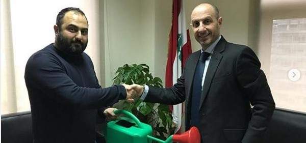 مواطن يدعم جمعية "جذور لبنان" عبر إهداء وزير البيئة مرشة لري المزروعات