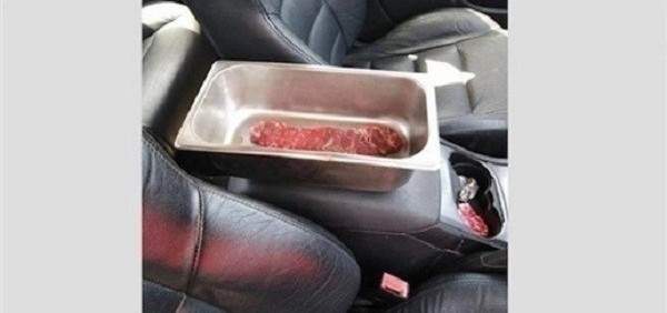 رجل أسترالي يحضّر شريحة لحم على حرارة سيّارته
