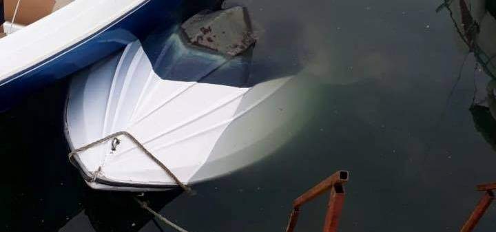 الدفاع المدني: إنتشال زورق سياحي كان قد غرق جراء الأمطار في ميناء صور