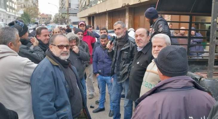 عمال بلدية طرابلس نفذوا الإضراب وتجمعوا أمام المرأب في القصر البلدي
