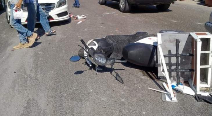 جريح إثر حادث سير بين سيارة ودراجة نارية على طريق عام سهيلة - كسروان