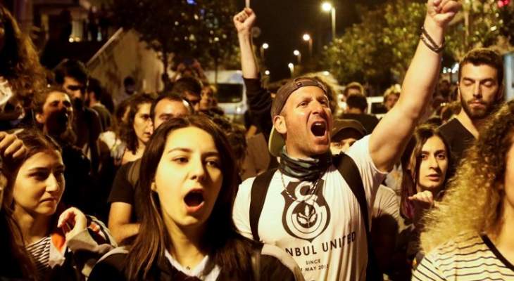  الأتراك يتظاهرون في شوارع إسطنبول احتجاجا على فوز أردوغان 