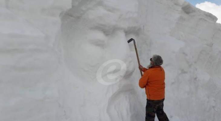 النحات وليد تبشراني ينحت مجسما لوجه ضخم من الثلوج للقدّيس شربل