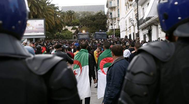 قوات الأمن الجزائرية تفرق المتظاهرين بقنابل الصوت والغاز