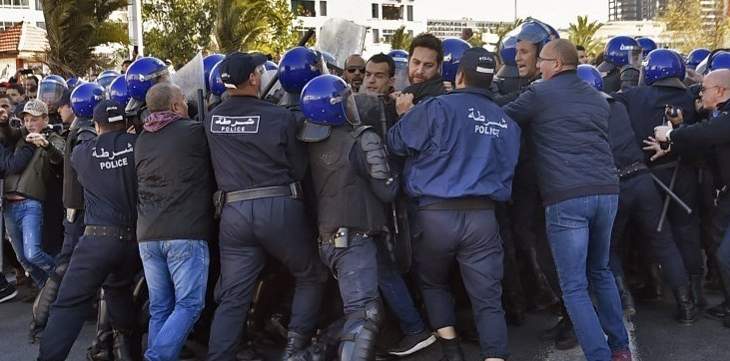 "أ.ف.ب": مشادة بين شرطة الجزائر ومتظاهرين حاولوا الوصول إلى رئاسة الجمهورية