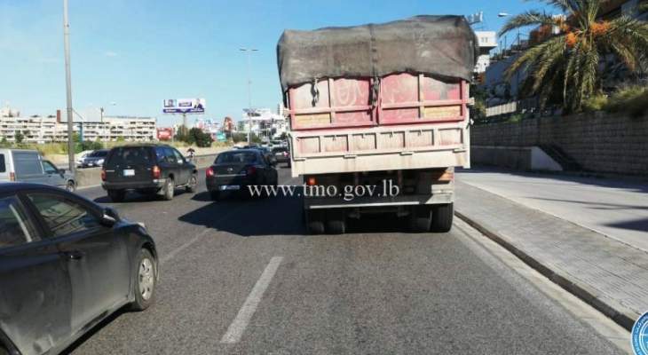 التحكم المروري: تعطل شاحنة على أوتوستراد الذوق باتجاه جونية وحركة المرور ناشطة
