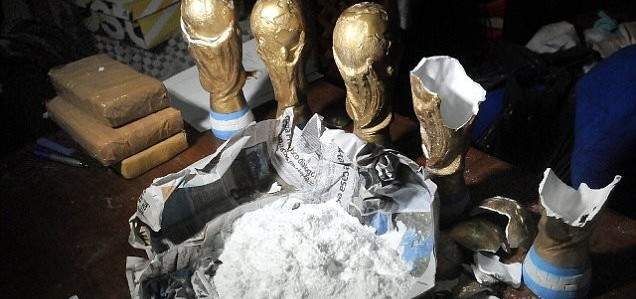 توقيف عصابة في الأرجنتين حاولت تهريب كميات من الكوكايين في مجسمات لكأس العالم