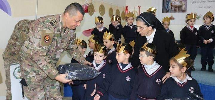 الجيش: توزيع معاطف شتوية على عدد من طلاب المدارس في مختلف المناطق 