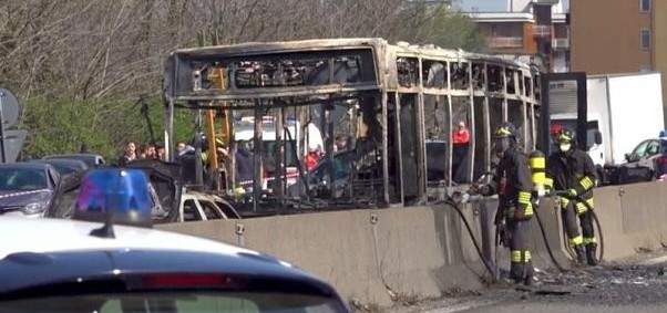 توقيف سائق أضرم النار في حافلة تقل أطفالًا في إيطاليا