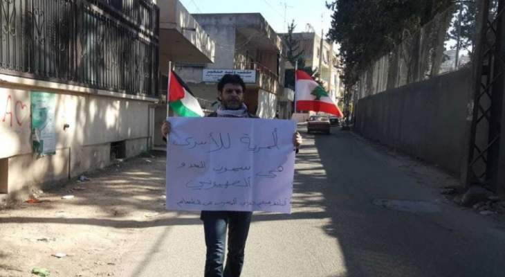 النشرة: ناشط فلسطيني اعلن اضرابا عن الطعام تضامنا مع الاسرى في السجون الاسرائيلية