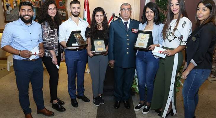 توزيع الجوائز على الفائزين بمسابقة رسم فني من وحي عيدَيْ الجيش والاستقلال