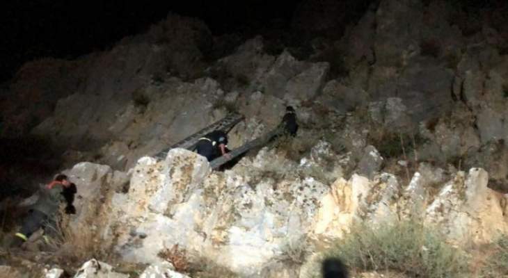 الدفاع المدني: انقاذ مواطن إثر سقوطه في منحدر في المديرج