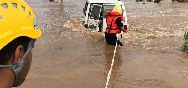 وفاة 12 شخصا وإنقاذ 271 آخرين جراء الأمطار والسيول في مناطق عدة بالسعودية