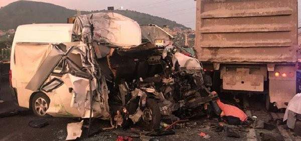 13 قتيلا إثر اصطدام حافلة لنقل الركاب بشاحنة لنقل البضائع في المكسيك