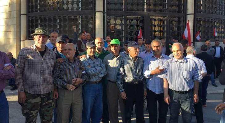 العسكريون المتقاعدون علقوا إعتصامهم أمام مصرف لبنان في بعلبك