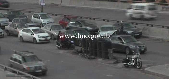 إصطدام سيارة بالفاصل الوسطي على أوتوستراد الرئيس لحود مقابل سيتي سنتر