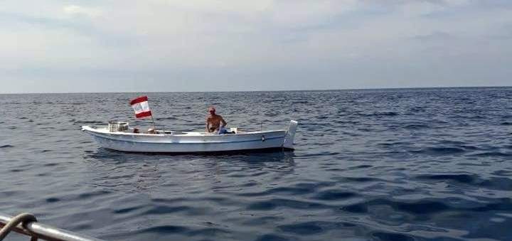 الدفاع المدني:إنقاذ شخصين على متن زورق للصيد تعطل محركه مقابل شاطئ المنصوري