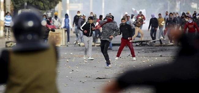 الغارديان: صندوق النقد الدولي خنق تونس ولا عجب في احتجاج المواطنين