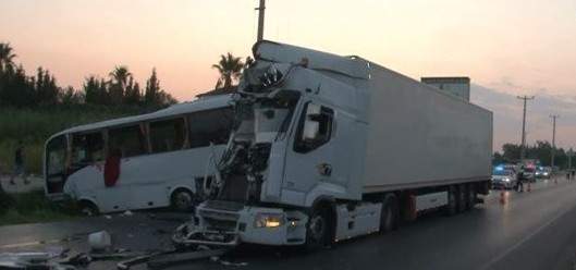 إصابة 11 سائحا روسيا نتيجة حادث سير في مدينة أنطاليا التركية