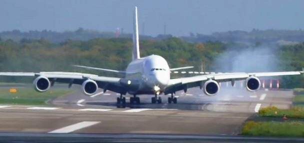 هبوط طائرة قطرية على متنها 173 راكبا اضطراريا في مطار الخرطوم بسبب عطل مفاجئ