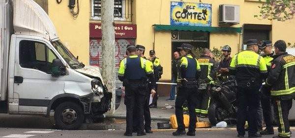 إصابة 8 أشخاص جراء دهس حافلة صغيرة حشدا من المارة في برشلونة