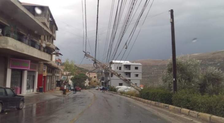 النشرة: اقتلاع عامود شبكة الكهرباء عند مدخل حاصبيا الرئيسي بسبب رياح العاصفة