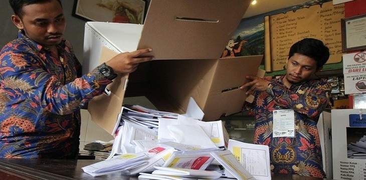 سلطات إندونيسيا: موظفو اللجان الانتخابية ماتوا بالجلطة الدماغية والسكتة القلبية