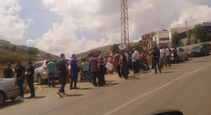 النشرة: اعتصام لأهالي عربصاليم وحبوش للمطالبة باقفال مكب النفايات بين البلدتين
