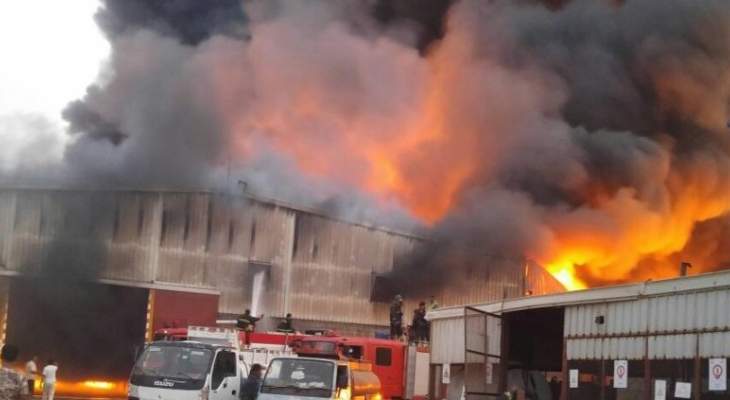 حريق في ميناء الحديدة اليمني دمر مخازن تحوي كميات من المواد الغذائية