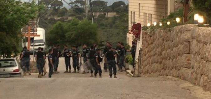 "صوت لبنان": القوى الأمنية أقفلت الطرق المؤدية إلى كنيسة سانت تريز بالمنصورية