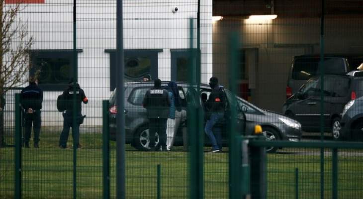 شرطة فرنسا تلقي القبض على سجين أقدم على طعن شرطيين خلال زيارة زوجته له