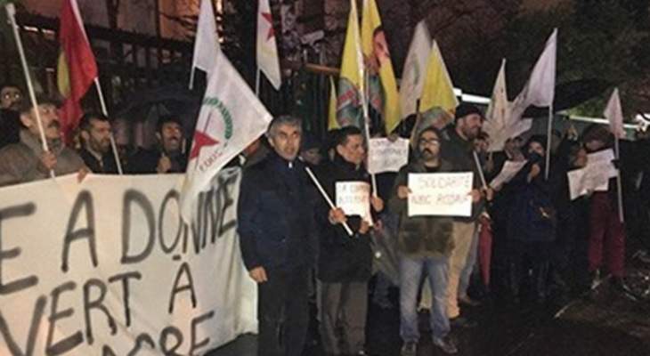 نشطاء أكراد تظاهروا أمام سفارة روسيا بباريس تنديدا بهجوم تركيا على عفرين