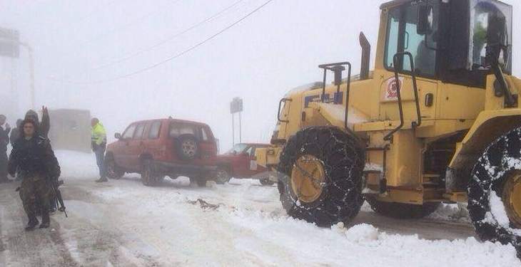  الدفاع المدني انقد تلامذة حاصرتهم الثلوج على طريق عام فقرا 
