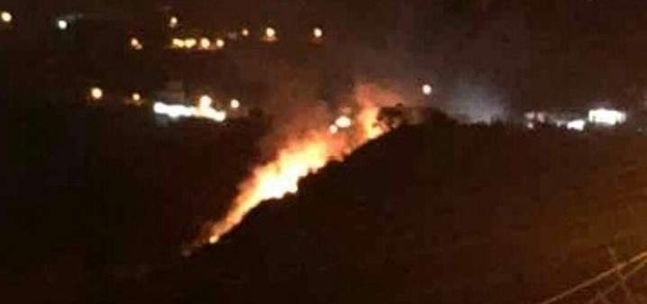 العمل على إخماد حريق اندلع في واد بين حلبا وعدبل بسبب إطلاق مفرقعات نارية