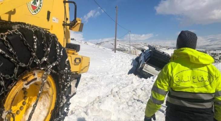 الدفاع المدني: سحب سيارة علقت بين الثلوج على الطريق بين جباع ومرستي وأخرى بضهور زحلة