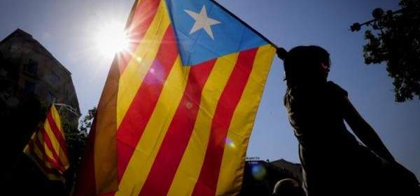 رئيس إقليم كتالونيا المقال يدعو أنصاره لمعارضة قرارات مدريد بطرق ديمقراطية